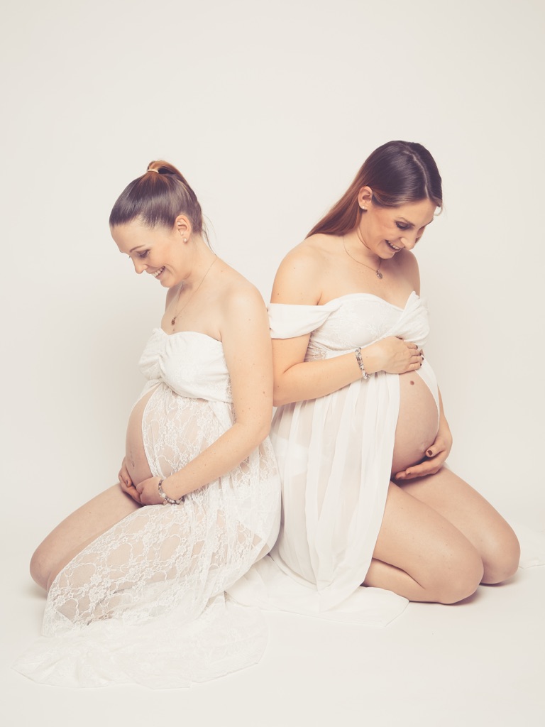 Sarah und Tina freuen sich über ihre Schwangerschaft, sie sind eine Solomamam-WG 